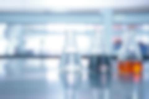 Drei Erlenmeyerkolben Drei Erlenmeyerkolben mit Flüssigkeiten in verschiedenen Farben