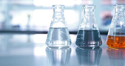 Drei Erlenmeyerkolben Drei Erlenmeyerkolben mit Flüssigkeiten in verschiedenen Farben