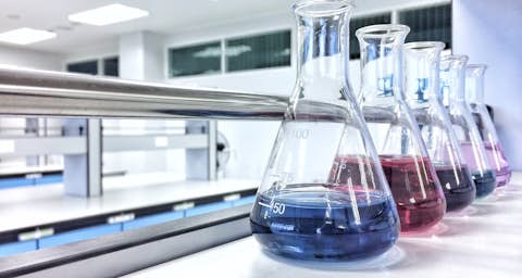 Kolben im Labor Kolben mit farbiger Flüssigkeit im Labor