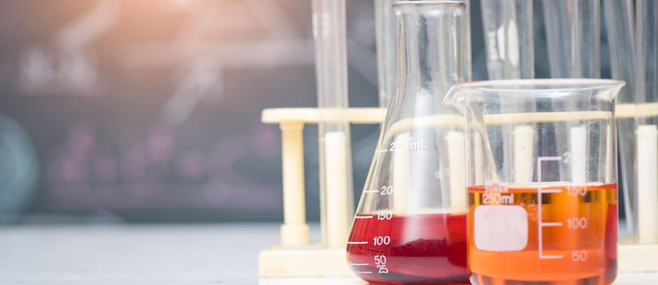Wissenschaftliches Experiment Bechergläser mit oranger und roter Flüssigkeit